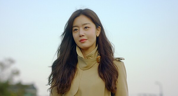 드라마를 중심으로 폭넓은 연기 입지를 다진 시크릿 출신 한선화는 영화 ‘영화의 거리’에서 현실적이고 당당한 로케이션 매니저 역을 소화하며 이완과 호흡을 맞춘다. /씨네소파