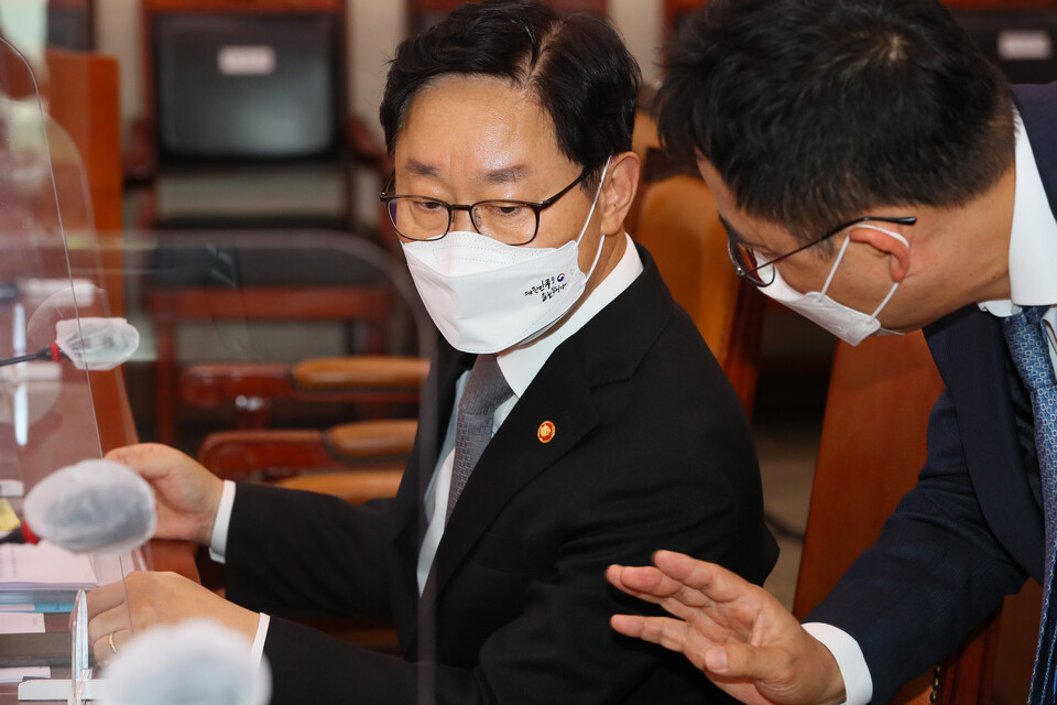 박범계 법무부 장관(왼쪽)이 6일 서울 여의도 국회 법제사법위원회에서 열린 '윤석열 전 검찰총장의 고발 사주 의혹'과 관련한 현안 질의를 위한 전체회의에서 구자현 검찰국장과 논의하고 있다. / 연합뉴스