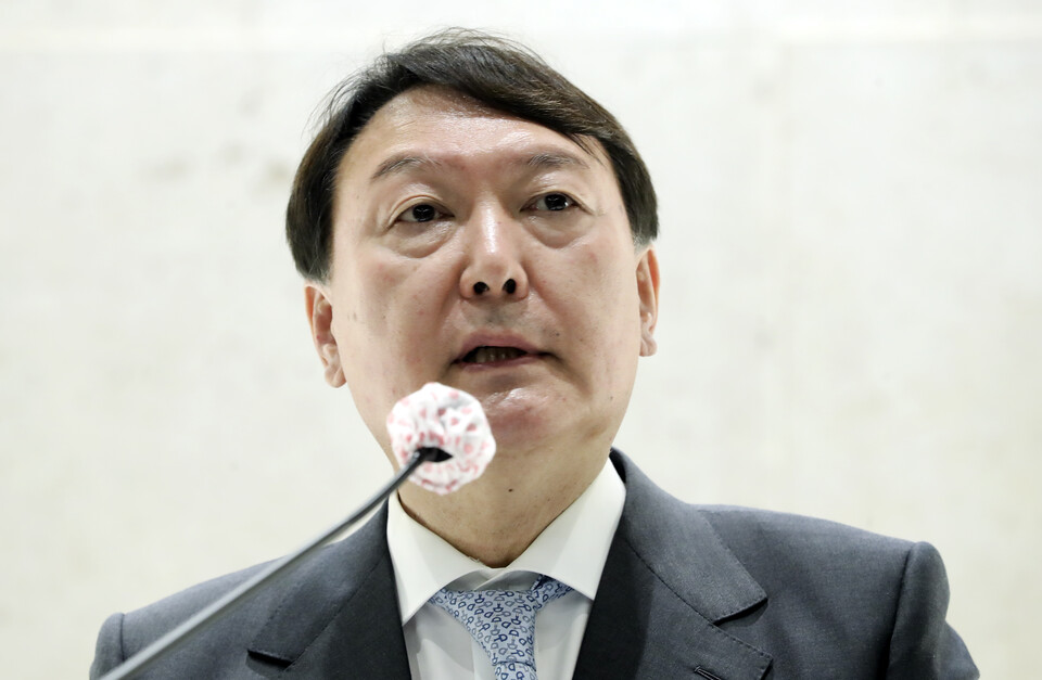 현재 보수계의 가장 유력한 대권후보인 윤석열 전 검찰총장에게도 위험한 버릇이 있다. 몸을 좌우로 흔드는 걸음걸이, 고개를 좌우로 돌리며 말하는 버릇, 말을 많이 하는 다언(多言)의 습관이다. / 연합뉴스