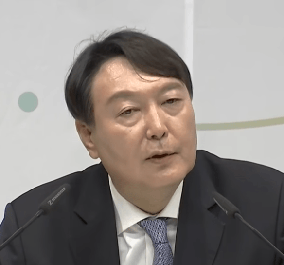 윤석열도 몸을 좌우로 흔드는 버릇이 있었으나 고쳤다. 그런데 말을 할 때 고개를 좌우로 흔드는 것과, 말을 많이 하는 습관은 아직도 고쳐지지 않았다. / YTN