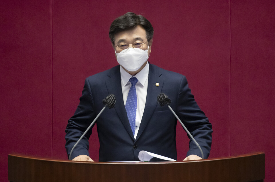 윤호중 더불어민주당 원내대표가 8일 "문재인 정부는 대한민국을 선진국으로 만든 정부로 역상에 기록될 것"이라며 문재인 정부의 성과를 거듭 강조했다. 사진은 이날서울 여의도 국회에서 열린 본회의에서 교섭단체 대표연설을 하고 있는 윤 원내대표의 모습. /국회사진기자단