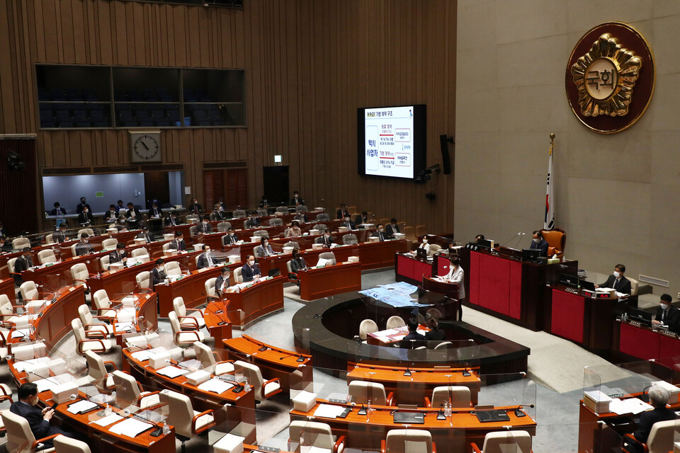 이낙연 전 더불어민주당 대표는 국민연금법, 국가재정법, 공공기관운영법, 조달사업법 등 4개법에서 ESG(환경·사회·지배구조)를 의무화하는 법안을 대표 발의했다. / 연합뉴스