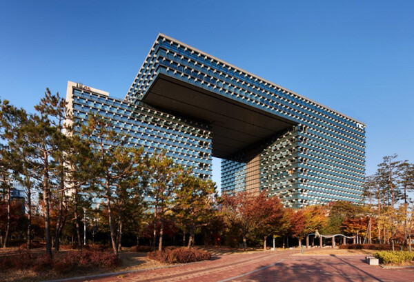 엔씨(NC)소프트가 연일 비판 여론과 주가 하락에 시달리고 있다. ‘블레이드&소울2’ 출시 후 실망감이 반영된 결과다. /엔씨소프트