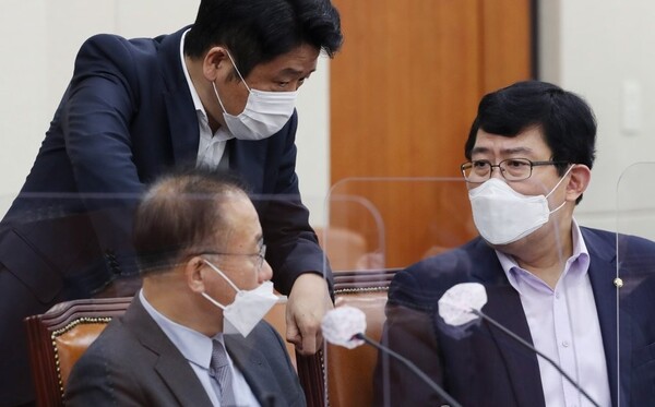 국민의힘 윤창현(오른쪽 부터), 유의동, 윤재옥 의원이 지난해 9월 25일 서울 여의도 국회에서 열린 정무위원회 전체회의에서 논의하고 있다. /연합뉴스