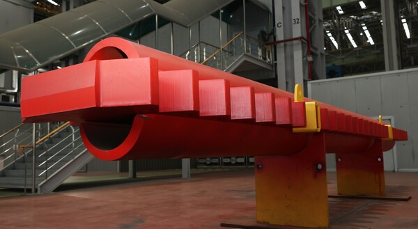 두산중공업이 국산화에 성공한 랙앤코드(Rack & chord). 톱니 모양 부분이 랙(Rack), 랙(Rack)을 둘러싸고 있는 원형 강관 부분이 코드(Chord)로, 해상풍력설치선의 승강형 철제 다리(Jack-up leg)를 구성하는 주요 구조물이다. /두산중공업