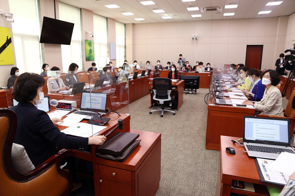 국회 여성가족위원회(여가위)는 다음달 열리는 국정감사에서 여성가족부(여가부)를 향한 송곳 검증을 예고했다. 아울러 내년 3월 대선을 앞둔 만큼 여야 대선후보의 젠더 감수성도 주요하게 거론될 전망이다. 이 가운데 여당 유력 대선주자로 언급되는 이재명 경기도지사와 야당 유력 대선주자로 언급되는 윤석열 전 검찰총장, 홍준표 의원 등 모두가 젠더 감수성 관련 막말 논란이 있어 여야가 날을 세울 것으로 보인다. 사진은 지난 9일 국회에서 열린 여성가족위원회 전체회의에서 개회를 선언하는 의사봉을 두드리고 있는 송옥주 신임 여성가족위원장의 모습. /연합뉴스