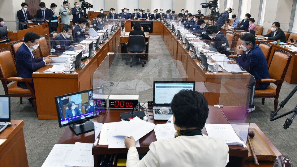이 밖에도 코로나19 국면이 종식되지 않은 만큼, 올해도 해당 주제가 다시 다뤄질 것으로 보인다. 또 서울시가 피감기관으로 있는 만큼 야당은 사진은 지난 13일 서울 여의도 국회에서 행정안전위원회 전체회의가 열리고 있는 모습. /연합뉴스