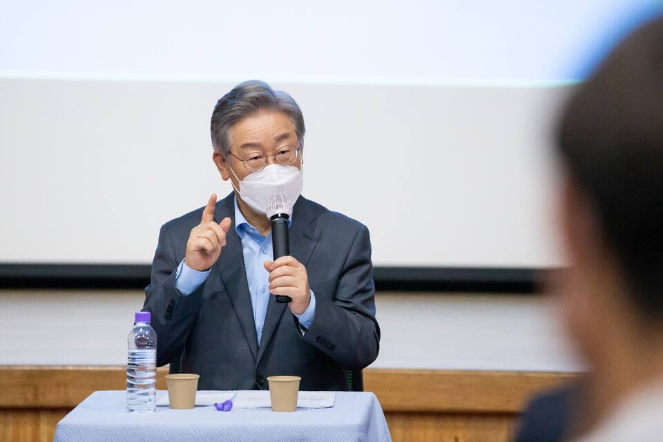 올해 국회 행정안전위원회(행안위) 국정감사에서는 더불어민주당 대권주자인 이재명 예비후보가 광역자치단체장을 지내는 '경기도'에 야당의 집중 포화가 쏟아질 것으로 관측된다. 사진은 이 지사의 모습. /이재명 캠프