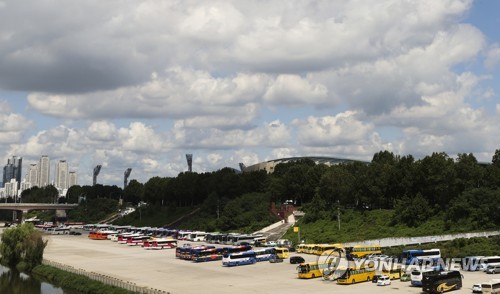 구름이 많은 초가을 날씨 서울 송파구 탄천 주차장에 관광버스들이 세워져 있다. /연합뉴스