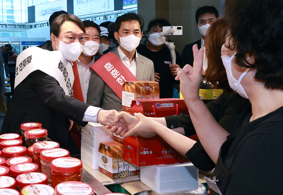 국민의힘 윤석열 대선 경선 예비후보가 19일 오전 서울역 대합실에서 상인과 명절 인사를 하고 있다. / 연합뉴스