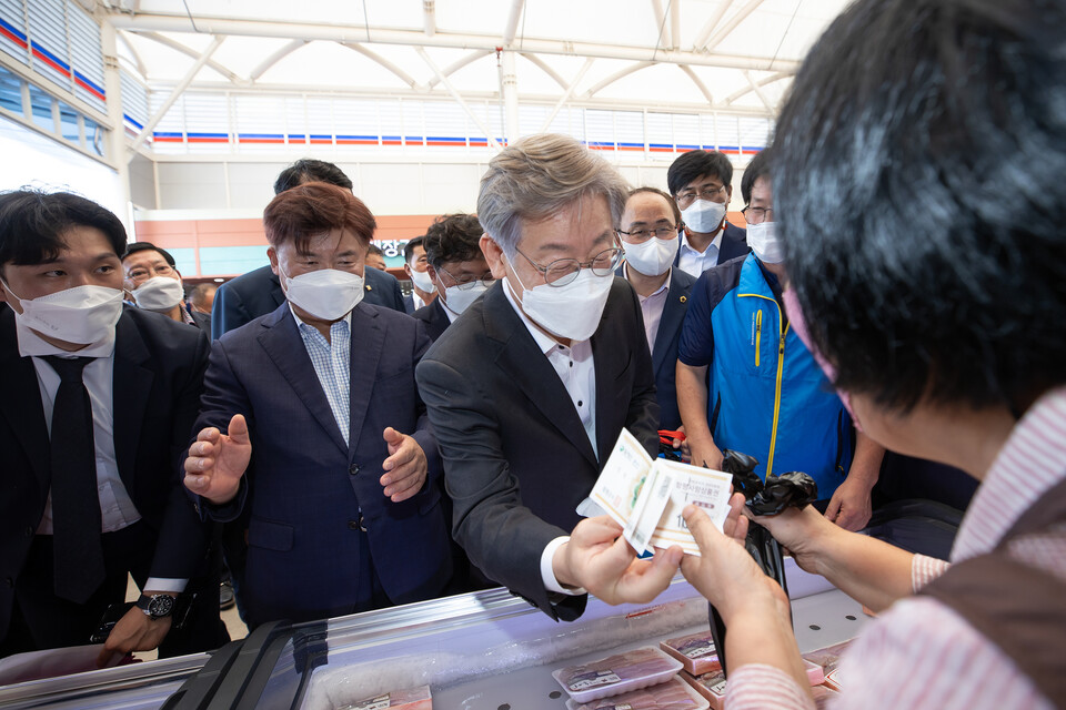 더불어민주당 대권 주자인 이재명 경기도지사가 17일 전남 함평군 함평천지전통시장을 방문, 상품을 구매하고 있다. / 연합뉴스