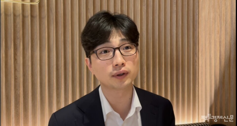 MZ세대이긴 하나 '좀 진지한' MZ라는 권지웅 열린캠프 대변인. 권 대변인은 지난 15일 팩트경제신문과 인터뷰에서 “나는 불평등 문제를 풀고 싶었다”며 “‘현재 대선주자들 중에서 이 문제를 가장 우선순위로 두고 있는 사람이 누구냐‘고 했을 때 저는 거기에 가장 가까운 사람이 이재명 후보라고 생각했다”고 캠프 합류 배경을 밝혔다.