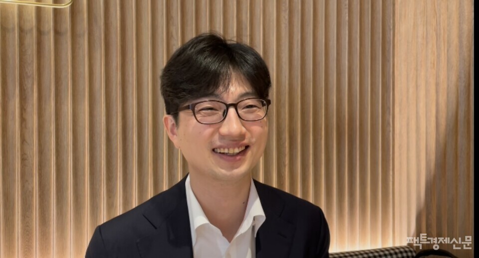 권지웅 대변인은 MZ세대를 위해 '불안을 조금이라도 완화해주는' 사람이 되고 싶다고 했다. 우리 사회가 불평등으로 보통의 것들을 영위하기 더욱 어려워진 만큼, "인간으로 살아가면서 평범하다고 말할 수 있는 것들이 더욱 쉽고 당연했으면 좋겠다"고 말했다.