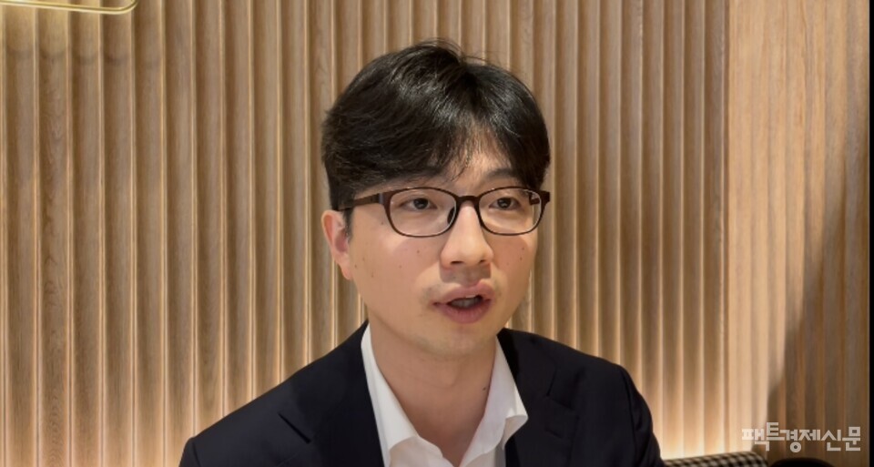 권지웅 대변인은 우리 사회 가장 큰 문제점을 불평등과 기후위기로 꼽으며 "그런데 부모가 누구인가, 또는 부모의 재력 크기에 따라 개인의 삶이 너무나도 달라지는 것 같다"고 지적했다. 그러면서 "불평등은 단순히 격차만이 아니라 삶의 비용을 너무나도 높여놨다"고 덧붙였다.