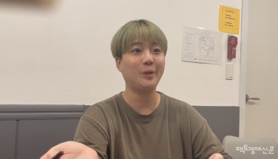 정의당 대변인을 거쳐 이정미 정의당 대선 예비후보 캠프에 합류한 조혜민(32) 대변인.  조 대변인은 스트릿 출신 고양이 '참깨'를 모시고 있는 집사이기도 하다. 사진은 지난 15일 서울 영등포구 캠프에서 팩트경제신문과 인터뷰하고 있는 조 대변인의 모습.