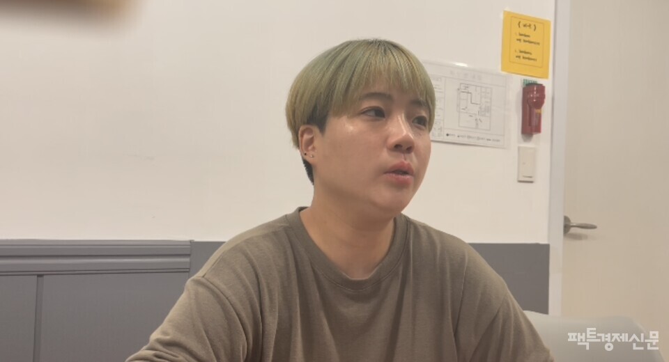 조혜민 대변인은 이정미 후보를 "결국에는 청년 안에서도 호명되지 않는 청년을 어떻게 (사회적으로) 이야기하는지가 진보정당의 역할이고, 이게 곧 화두가 돼야 한다고 생각한다"고 밝혔다. 사진은 팩트경제신문과 인터뷰하고 있는 조 대변인의 모습.