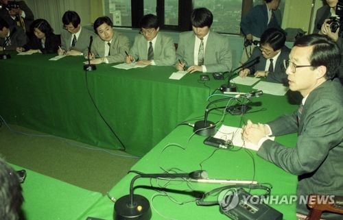 한승주 외무장관이 외무부에서 기자회견을 갖고 핵확산금지조약(NPT) 탈퇴선언 번복과 특별사찰 수용을 북한에 거듭 촉구하고 있다./연합뉴스