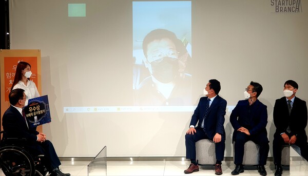 '동심증'으로 우수상을 수상한 배재형씨가 화상으로 수상소감을 발표하고 있다. /팩트경제신문