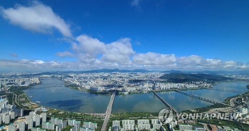 서울 송파구 '서울스카이'에서 바라본 하늘이 파랗다. /연합뉴스