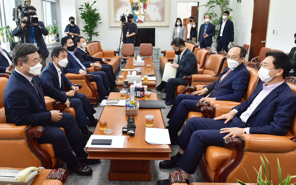 더불어민주당 윤호중 원내대표와 국민의힘 김기현 원내대표 및 양당 원내수석부대표, 언론중재법 협의체 참여 의원들이 27일 국회에서 언론중재법 개정안 처리 방향을 놓고 최종 협의 회동을 갖고 있다. / 연합뉴스