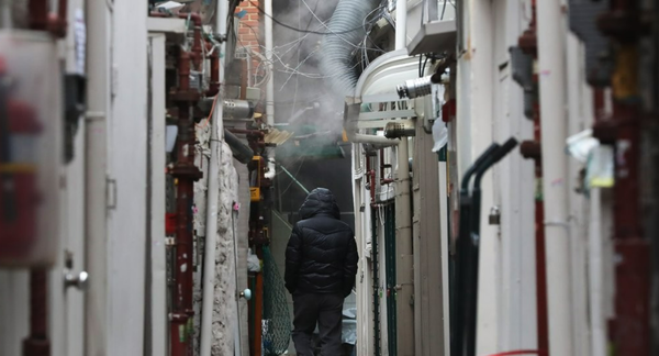 서울 종로구 돈의동 쪽방촌에서 한 주민이 골목길을 걷고 있다./ 연합뉴스