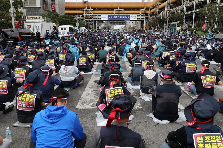 지난달 31일 현대제철 충남 당진제철소에서 민주노총 금속노조 소속 현대제철 비정규직지회 노조원 등이 본사 직접고용을 요구하는 집회를 열고 있다. /연합뉴스