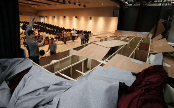 지난해 6월 현대중공업 노조가 점거 농성 과정에서 파손된 울산 한마음회관 극장 내부의 시설. /연합뉴스