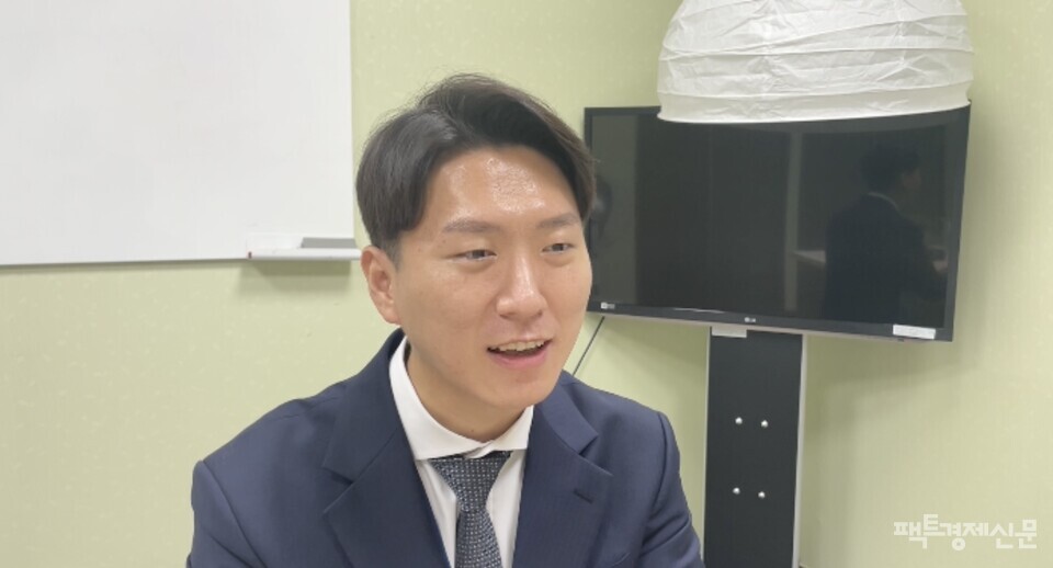 팩트경제신문이 김동연 예비후보 캠프에 몸담고 있는 최병현 보좌관(조정훈 시대전환 의원실)을 지난 16일 서울 여의도 국회의원회관에서 만나 '진짜' 김동연의 모습을 물었다. 사진은 최 보좌관의 모습.