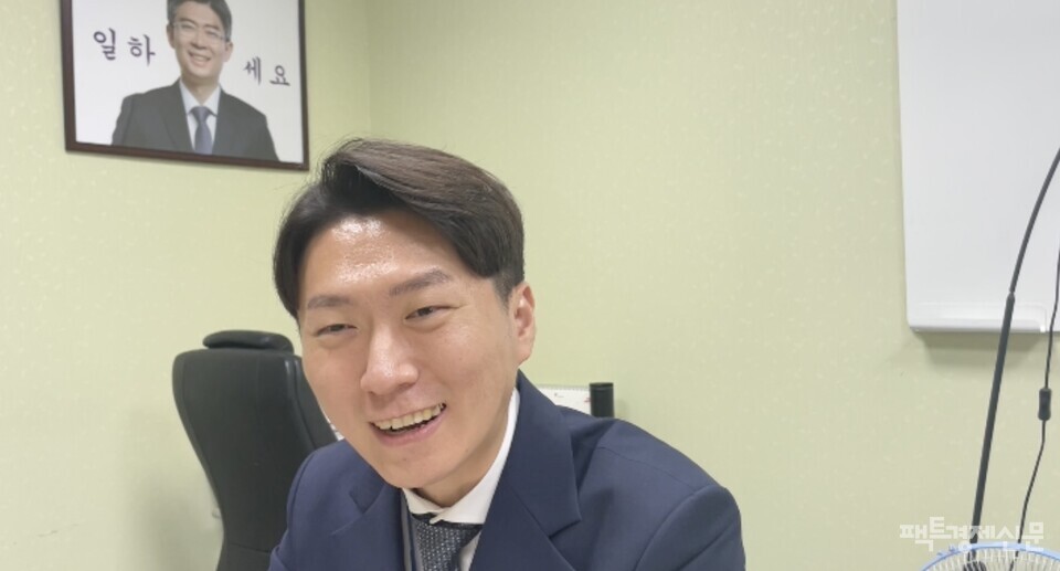 최병현 보좌관은 팩트경제신문과 인터뷰에서 "경제, 복지, 국가운영하면 '김동연'"이라고 강조했다.  김 후보는 안주하려 하지 않고 스타트업, 혁신, 청년, 미래 등 새로운 길을 뚫고 나가려는 강한 의지가 강점이라고도 덧붙였다.