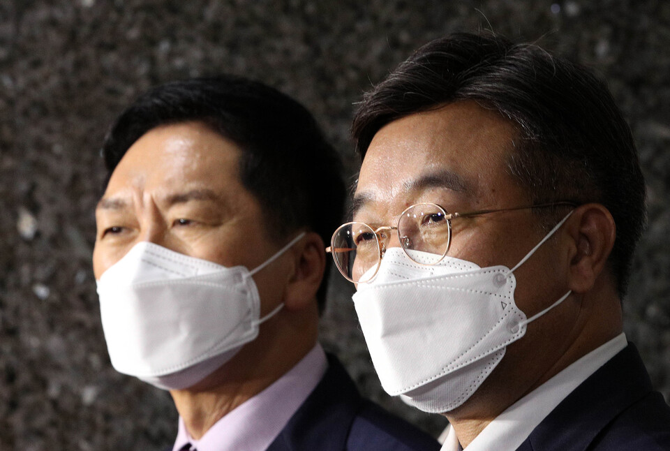 여야가 한 달 가까이 협상을 진행해 온 언론중잽버 개정안 처리가 29일 빈손으로 마무리됐다. 일각에서는 양당이 협상 기간을 가졌음에도 한 치도 물러나지 않는 모습을 보고 사실상 바통이 차기 정부로 넘어간 것 아니냐는 의견도 나온다. 사진은 이날국회 언론미디어제도개선 특별위원회를 구성해 언론중재법 개정안을 재논의하는 내용의 합의문을 발표한 뒤 취재진의 질문에 답하고 있는 김기현 국민의힘 원내대표(왼쪽)와 윤호중 더불어민주당 원내대표의 모습. /연합뉴스=국회사진기자단