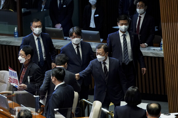 문재인 대통령이 지난 25일 2022년도 예산안 시정연설을 마치고 국회 본회의장을 나서고 있다. /연합뉴스