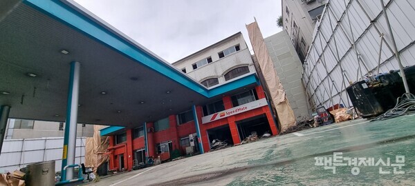 남 변호사가 지난 4월 매입한 강남구 역삼동 모 부동산. 현재 재건축을 위해 철거작업이 진행중이다./팩트경제신문