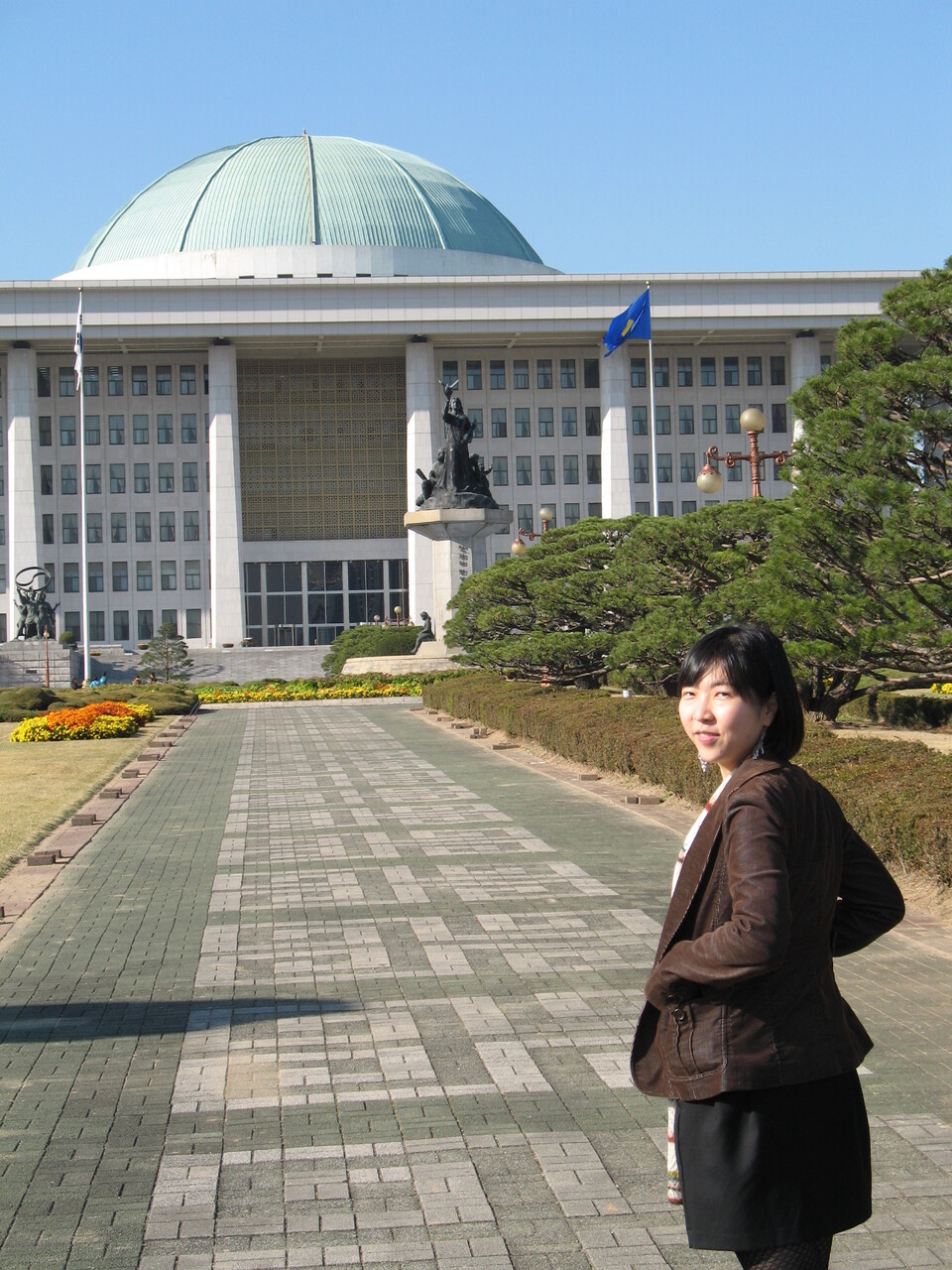 장윤미 변호사가 정당 출입을 하며 CBS 정치부 기자로 활동할 당시 사진. 국회의사당 앞에서 찍은 모습이 인상적이다. /장윤미 변호사 제공