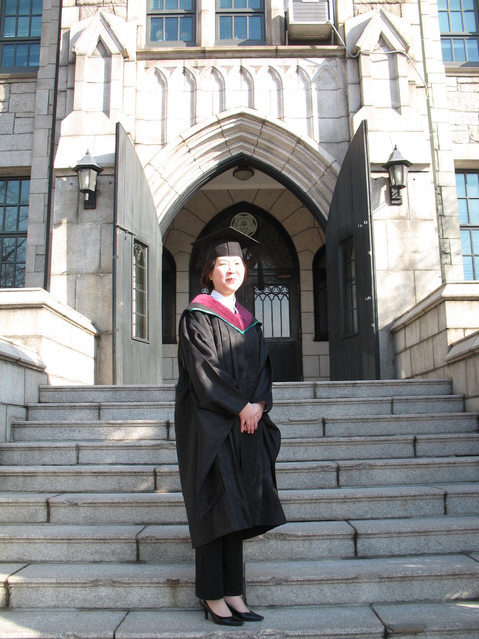 장윤미 변호사는 기자 생활 6~7년차 때 향후 진로를 고민하다 로스쿨에 가기로 결단을 내렸다. 장 변호사는 이화여대 로스쿨 2기를 졸업, 현재 여성변호사회 공보이사로 활동하며 미투(#metoo·나도 말한다) 운동 국면에서 ‘괴물’이라는 시를 쓴 최영미 시인 변호인단을 맡고, 윤중천 사건 피해자 변호를 맡는 등 여성 문제 관련 분야에 목소리를 내오고 있다. 사진은 로스쿨 졸업식에 참석한 장 변호사의 모습. /장윤미 변호사 제공