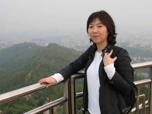 장윤미 변호사가 기자 생활을 하던 당시의 모습. 장 변호사는 팩트경제신문과 인터뷰에서 “대학교에 진학한 뒤 진로를 고민할 때는 기자 외 다른 직종은 보이지 않았어요. 그 당시에는 제가 잘할 수 있고, 하고 싶은 직업이라고 생각했거든요. 일반 회사는 아예 지원서도 안 넣었어요”라고 밝혔다. /장윤미 변호사 제공.