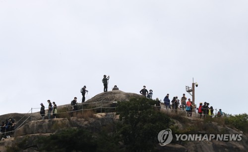 비가 갠 오전, 등산객이 서울시 종로구 소재 인왕산에 오르고 있다./ 연합뉴스