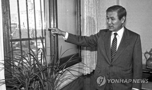 13대 대통령에 당선된 민정당 노태우 총재가 당시 당 총재실에서 다양한 포즈로 신년맞이 사진촬영을 하고 있다./연합뉴스