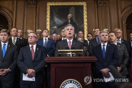 미국 워싱턴DC 연방의회 의사당에서 케빈 매카시 공화당 하원 원내대표(가운데)가 공화당 의원들과 함께 미군의 아프가니스탄 철군 및 대피 작전과 관련해 발언하고 있다. 매카시 원내대표는 조 바이든 대통령이 그가 모든 위기 대응에 실패했다고 각을 세웠다./연합뉴스