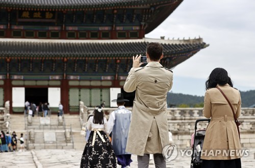 날씨가 쌀쌀한 가운데,  서울 경복궁에서 시민들이 긴팔 옷을 입은 채 시간을 보내고 있다./ 연합뉴스