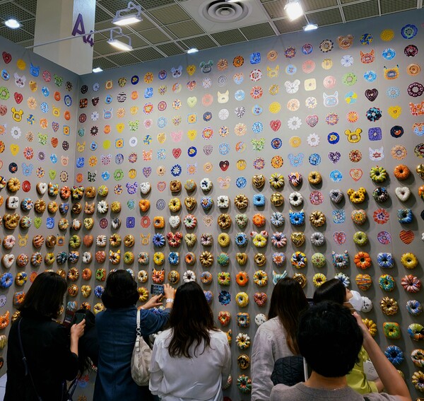학고재 갤러리는 김재용 작가가 2013년부터 제작한 ‘도넛 매드니스!!’ 연작을 전시했다./ 팩트경제신문