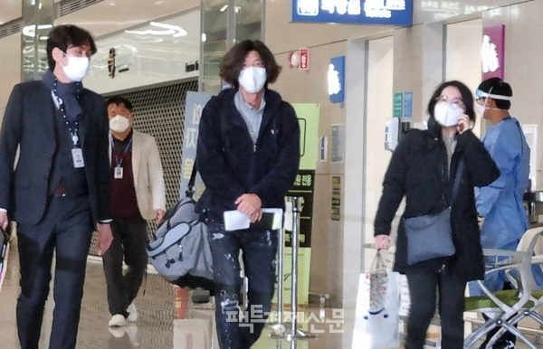 18일 오전 5시 30분께 인천공항을 통해 입국하는 남욱 변호사./ 팩트경제신문 김현우 기자.