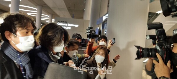 황급히 인천공항을 떠나고 있는 남욱 변호사./ 팩트경제신문 김현우 기자.