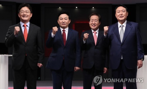 (왼쪽 사진부터)국민의힘 유승민, 원희룡, 홍준표, 윤석열 대선 예비후보가 11일 오후 광주 서구 치평동 KBS 광주방송총국에서 호남권 합동토론회를 준비하고 있다. /공동취재=연합뉴스