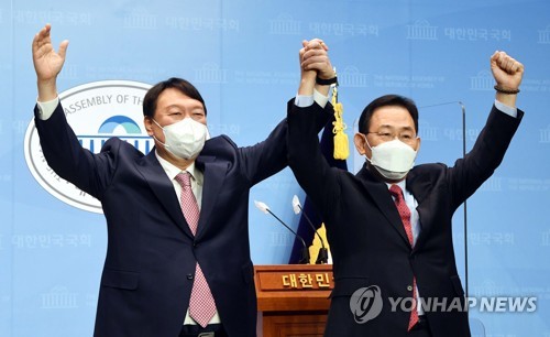 국민의힘 윤석열 대선 경선 후보(왼쪽)와 선거대책위원장으로 합류한 주호영 의원이 17일 오전 서울 여의도 국회 소통관에서 공동 기자회견을 가진 후 손을 맞잡아 들어 인사하고 있다. /국회사진기자단=연합뉴스