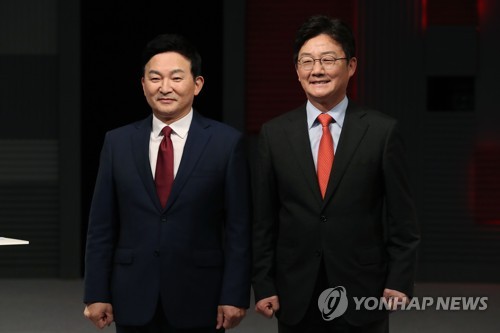 탄탄한 경제지식과 정책능력을 두루 갖춘 유승민 전 의원. 국회의원 3선에 제주지사를 역임한 소장개혁파 원희룡 전 지사. 이들은 그동안 국민의힘이 지지율 숫자의 안대에 가려져 볼 수 없었던, 소리 없는 제3의 강자들이다. 원희룡(왼쪽), 유승민 대선 경선 후보가 15일 저녁 서울 마포구 상암동 MBC 사옥에서 열린 '1대1 맞수토론'에 앞서 포즈를 취하고 있다. /국회사진기자단=연합뉴스