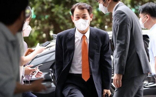 정은보 금융감독원장이 여의도 사무실로 출근하고 있다./합뉴스