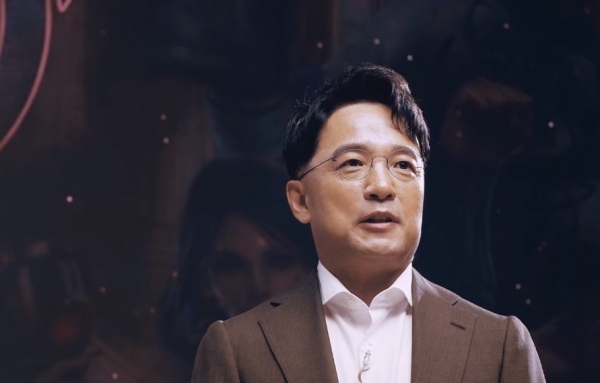 ‘블레이드&소울2’는 출시 직후 많은 비판에 시달렸고, 이는 엔씨(NC) 위기론까지 불러왔다. 김택진 대표(사진)가 직접 나서 언급할 정도로 ‘아픈 손가락’이었다. /엔씨소프트