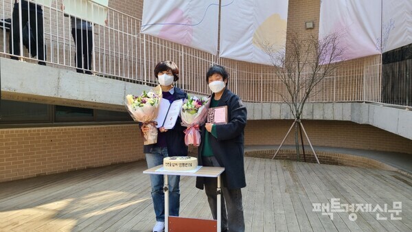 전진경 대표는 올해 카라 1대 대표인 임순례 감독에게 자리를 넘겨받았다. 사진은 임순례 감독과 함께 있는 전 대표. /전진경 대표