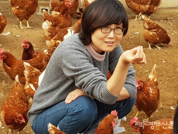 전진경 대표는 오래 전부터 모든 육고기, 우유, 달걀을 먹지 않고 있다고 밝혔다. 사진은 닭 사이에 앉아 웃고있는 전 대표./전진경 대표
