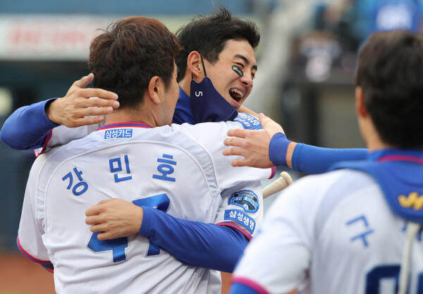 24일 강민호가 동점 투런포를 치고 구자욱과 포옹하고 있다. /삼성 라이온즈